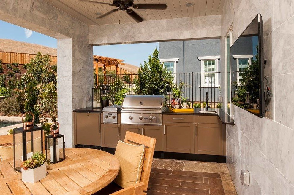Cette image montre une petite terrasse arrière design avec une cuisine d'été, du carrelage et un auvent.