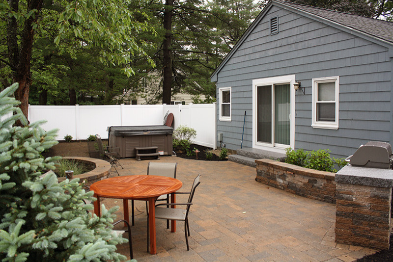 На фото: маленький двор на заднем дворе в стиле модернизм с мощением тротуарной плиткой и летней кухней для на участке и в саду с