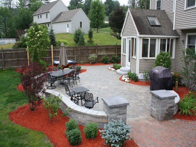 Идея дизайна: маленький двор на заднем дворе в стиле модернизм с мощением тротуарной плиткой для на участке и в саду