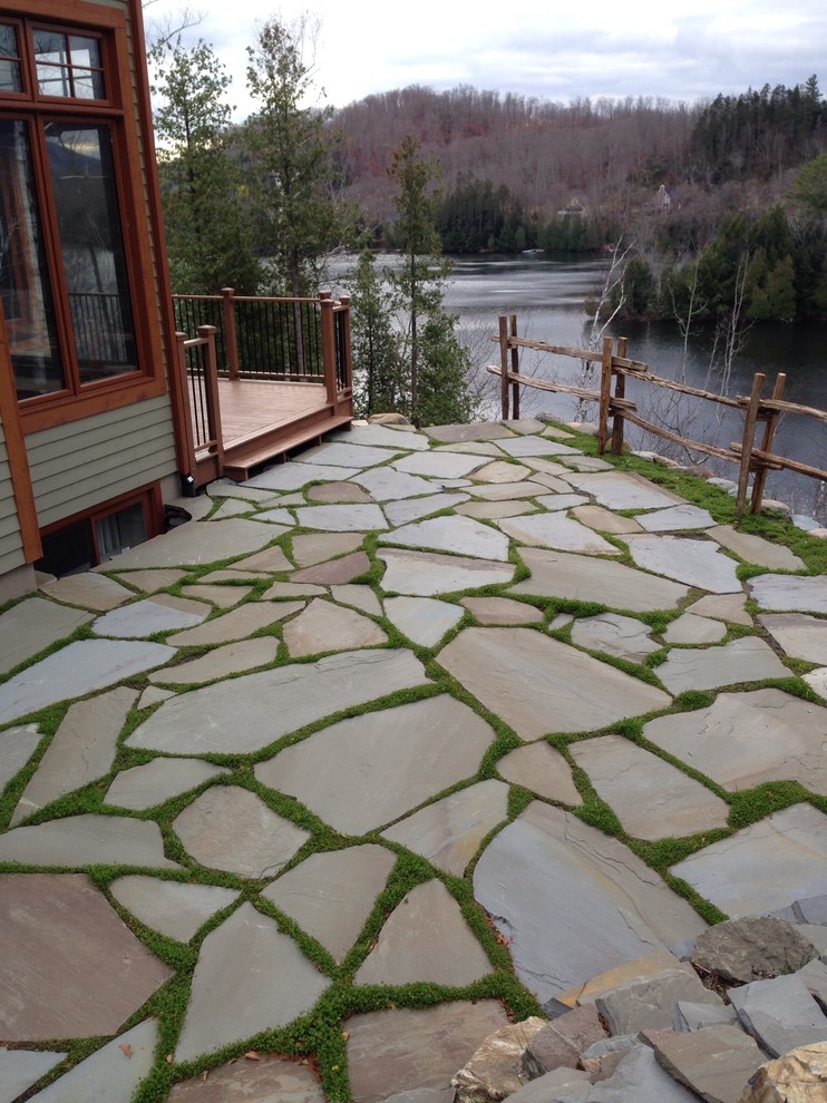 Foto de patio rústico con adoquines de piedra natural