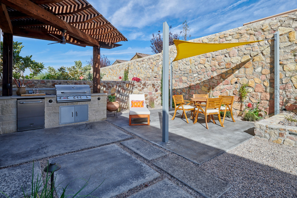 Idées déco pour une petite terrasse arrière contemporaine avec une cuisine d'été, une dalle de béton et une pergola.