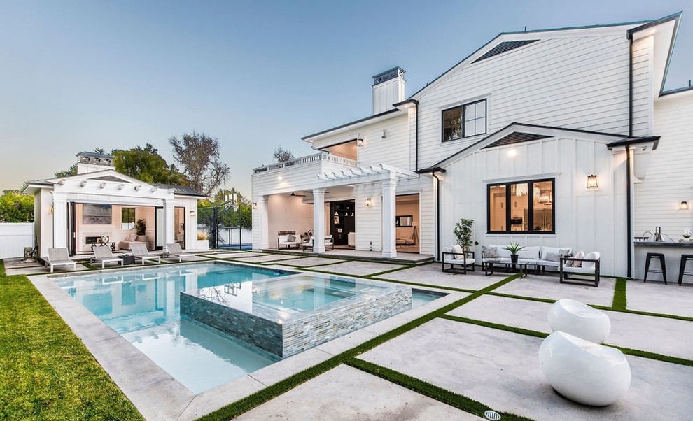 Großer Moderner Patio hinter dem Haus mit Kamin, Betonboden und Gazebo in Los Angeles