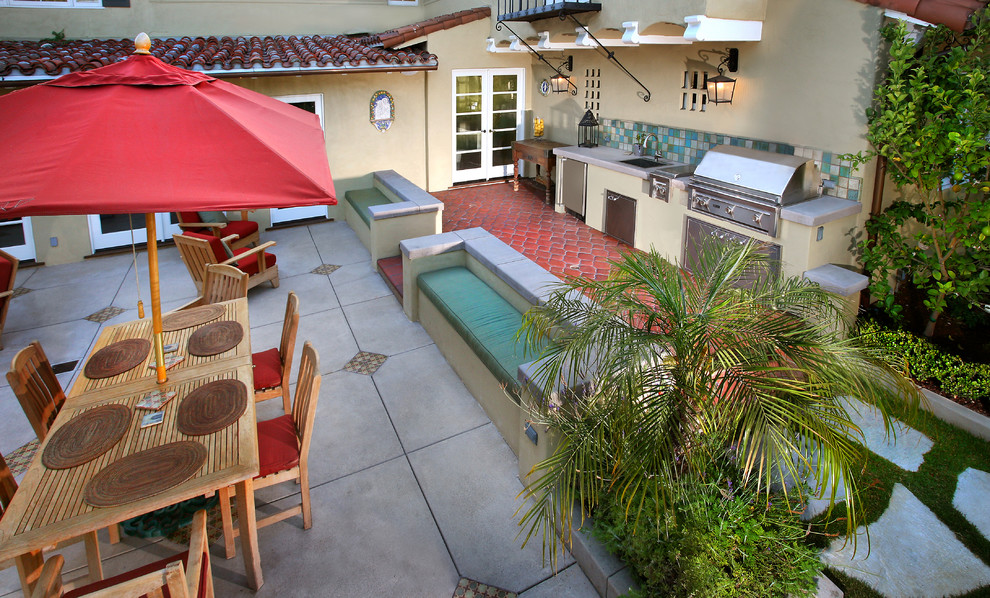 Modelo de patio actual de tamaño medio sin cubierta en patio trasero con cocina exterior y suelo de baldosas