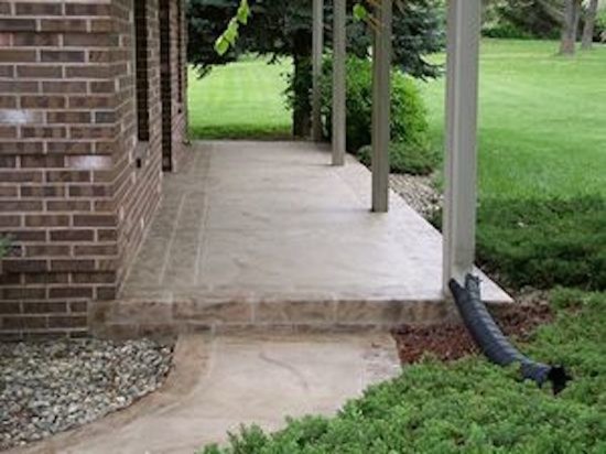 Foto di un patio o portico chic di medie dimensioni e dietro casa con lastre di cemento e un tetto a sbalzo