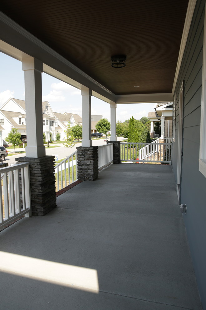 На фото: большой двор на переднем дворе в классическом стиле с покрытием из бетонных плит и навесом