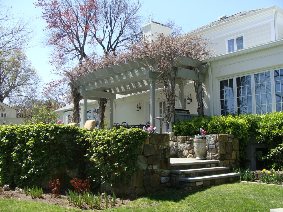Foto de patio clásico grande en patio trasero con cocina exterior, adoquines de piedra natural y pérgola