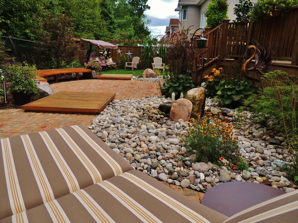 This is an example of a contemporary patio in Ottawa.