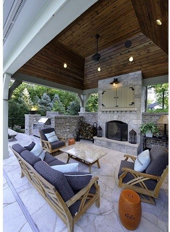 Modelo de patio clásico renovado grande en patio trasero con cocina exterior, adoquines de piedra natural y cenador