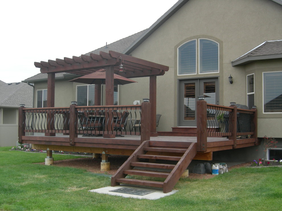 Exemple d'une terrasse chic.