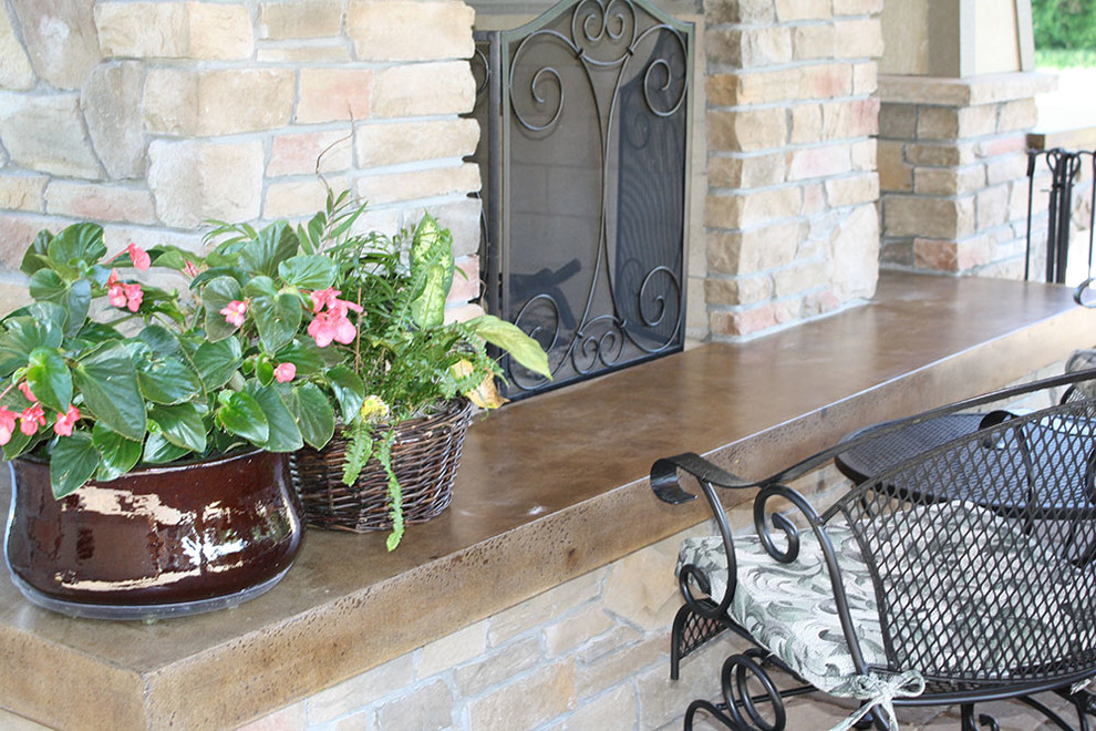 Diseño de patio minimalista en patio trasero con cocina exterior y adoquines de piedra natural