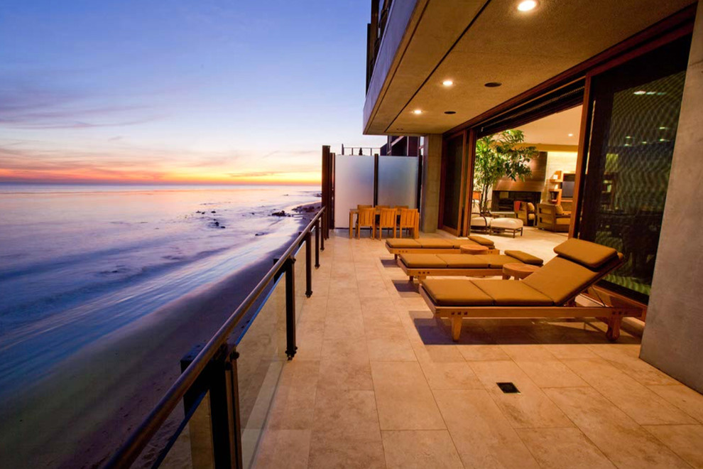 Geräumiger, Gefliester, Überdachter Moderner Patio hinter dem Haus mit Wasserspiel in Los Angeles