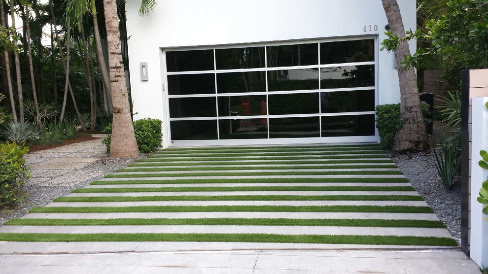 Großer Klassischer Vorgarten mit Stempelbeton in Miami