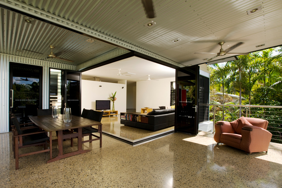 Foto di un patio o portico tropicale di medie dimensioni e davanti casa con lastre di cemento