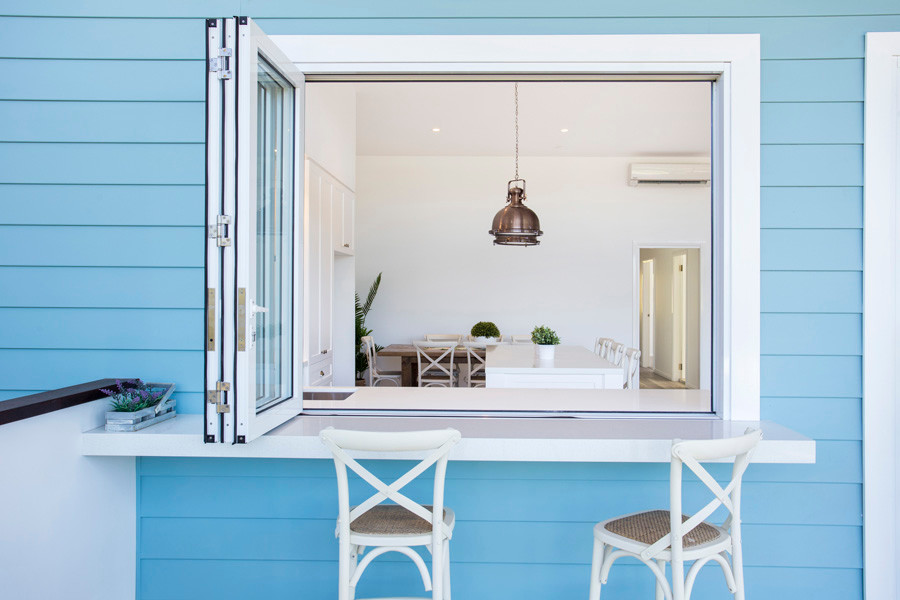 Стильный дизайн: двор на заднем дворе в морском стиле с летней кухней и навесом - последний тренд