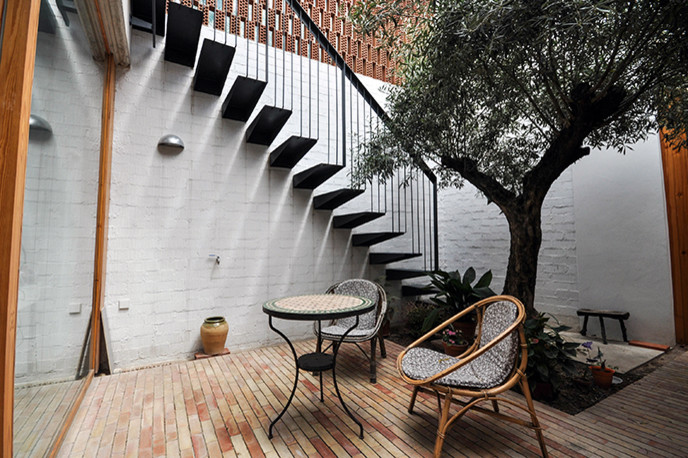 This is an example of a contemporary patio in Valencia.