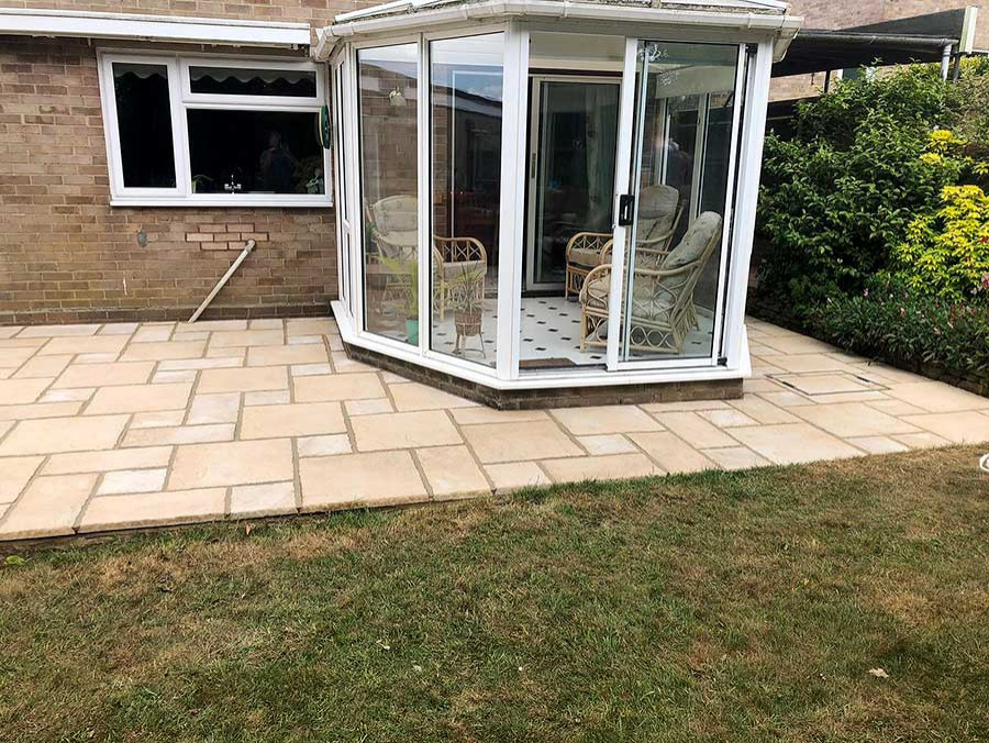 Example of a classic patio design in Oxfordshire