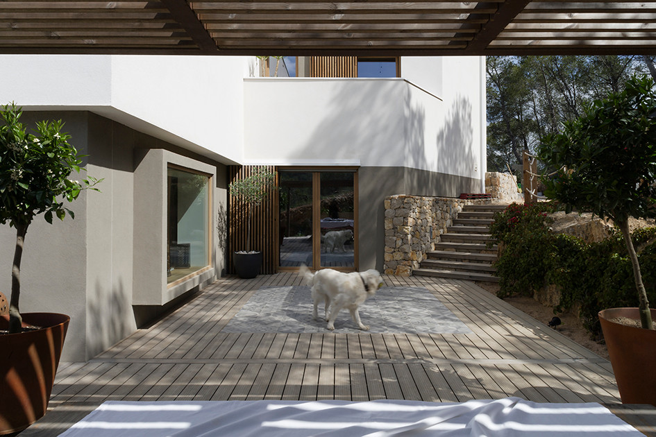 Immagine di un grande patio o portico mediterraneo dietro casa con un focolare, pedane e una pergola