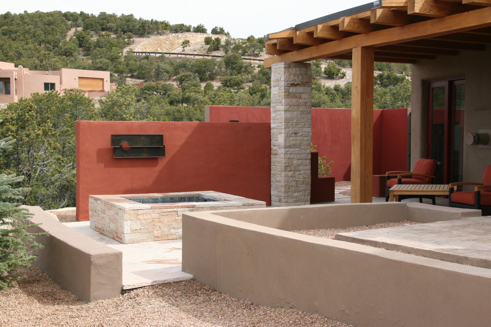 Moderner Patio hinter dem Haus mit Wasserspiel und Natursteinplatten in Albuquerque