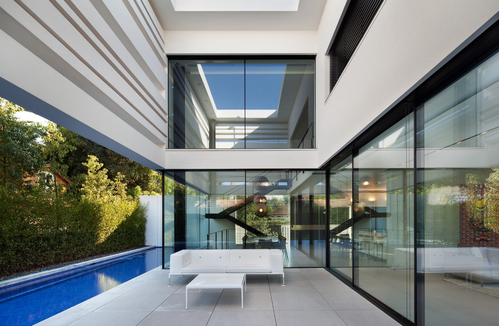 Idées déco pour une terrasse arrière contemporaine avec un point d'eau et une extension de toiture.