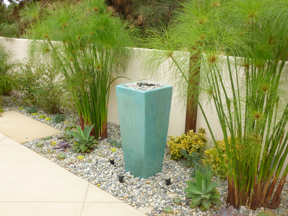 Пример оригинального дизайна: маленький двор на заднем дворе в морском стиле с фонтаном и покрытием из бетонных плит для на участке и в саду