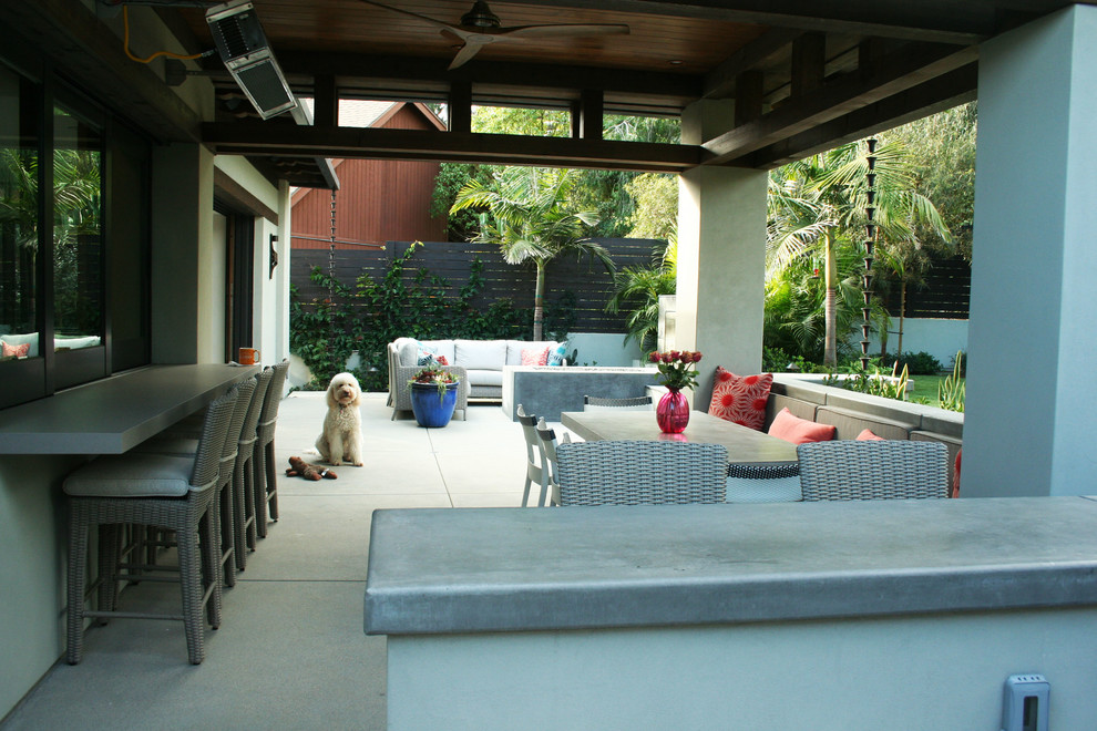 Immagine di un patio o portico contemporaneo di medie dimensioni e dietro casa con pavimentazioni in cemento e nessuna copertura