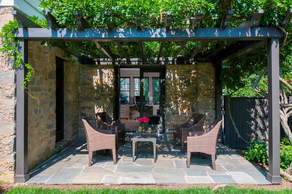 Immagine di un patio o portico classico