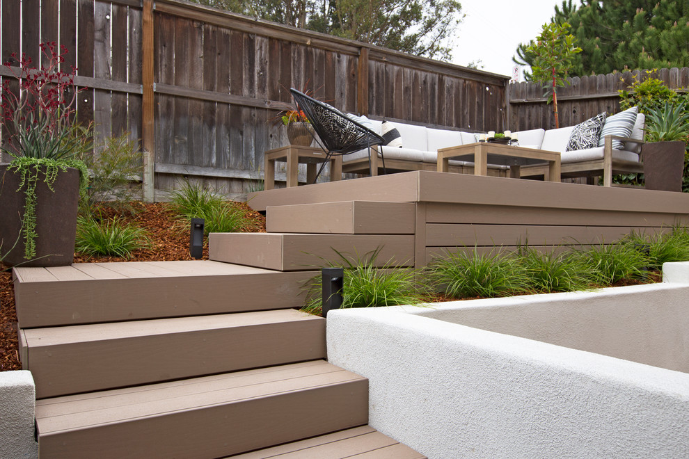 Immagine di un piccolo patio o portico minimalista dietro casa con un focolare e pavimentazioni in cemento