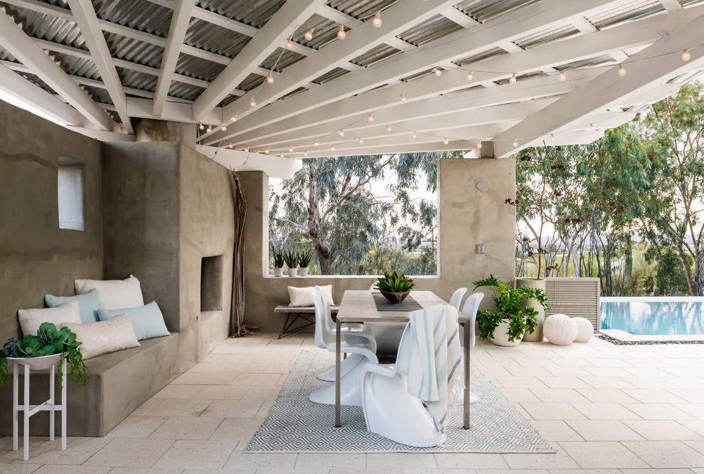 Diseño de patio costero de tamaño medio en patio trasero con adoquines de piedra natural, cenador y chimenea