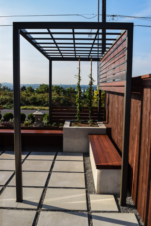 Diseño de patio asiático pequeño en patio delantero con jardín vertical, adoquines de hormigón y pérgola