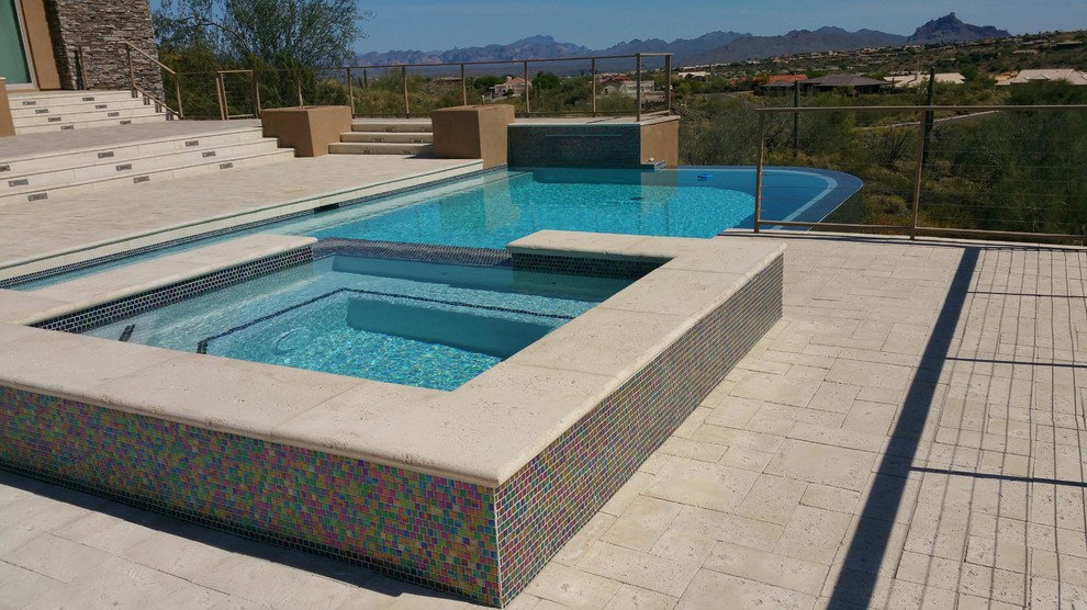 Cette photo montre une piscine arrière tendance de taille moyenne avec des pavés en béton.