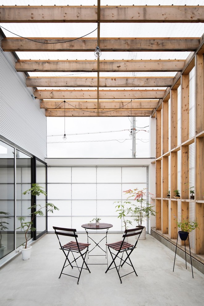 Immagine di un patio o portico minimal di medie dimensioni