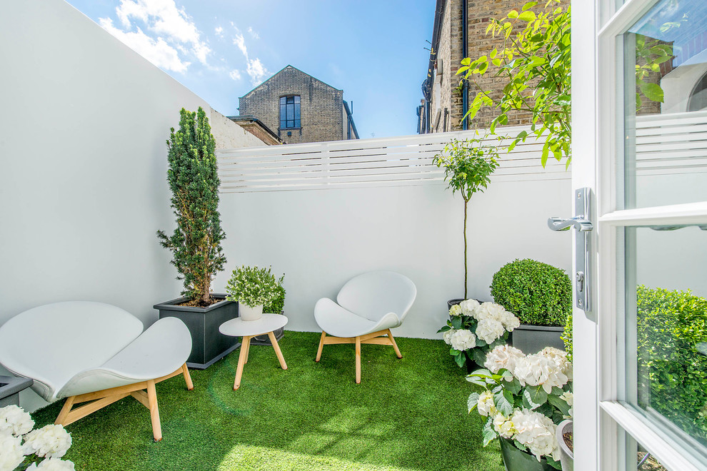 Example of a small trendy patio design in London