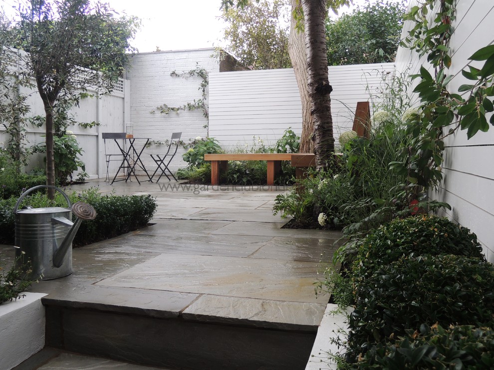 Idee per un patio o portico contemporaneo di medie dimensioni e dietro casa con pavimentazioni in pietra naturale