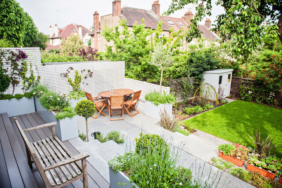 Aménagement d'une terrasse classique avec aucune couverture.