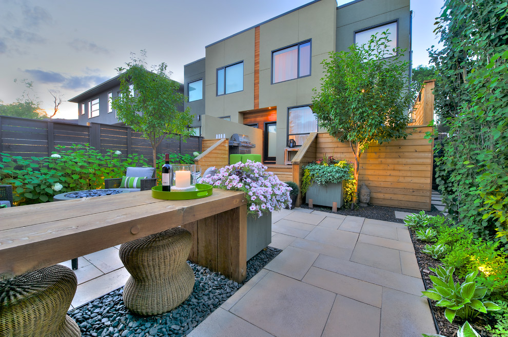 Foto di un piccolo patio o portico design dietro casa con pavimentazioni in cemento e nessuna copertura