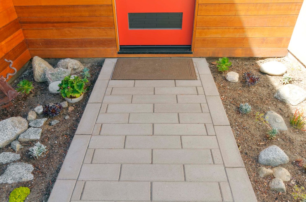 Стильный дизайн: маленький двор на переднем дворе в современном стиле с мощением тротуарной плиткой для на участке и в саду - последний тренд
