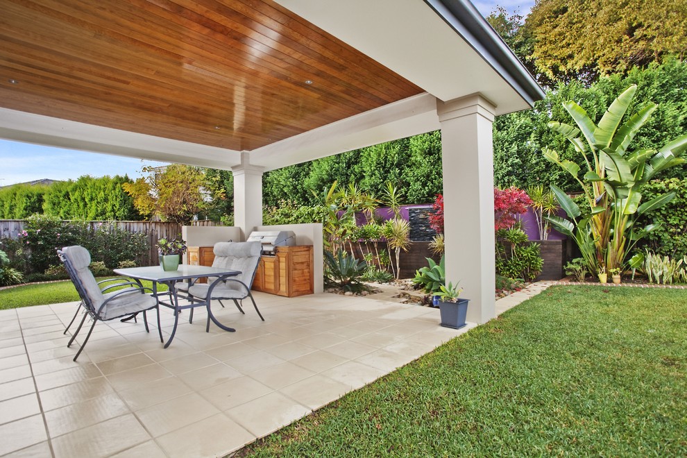 Gefliester, Überdachter, Mittelgroßer Moderner Patio hinter dem Haus mit Outdoor-Küche in Sunshine Coast