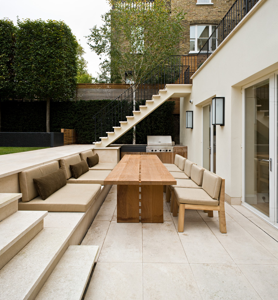 Esempio di un patio o portico minimal con nessuna copertura e scale