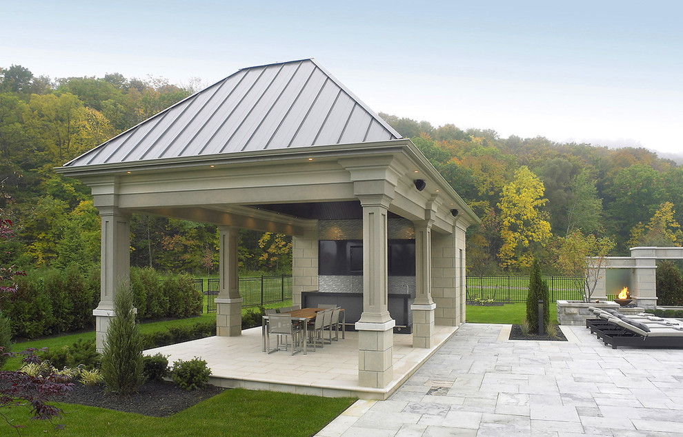 Aménagement d'une terrasse classique avec un foyer extérieur.