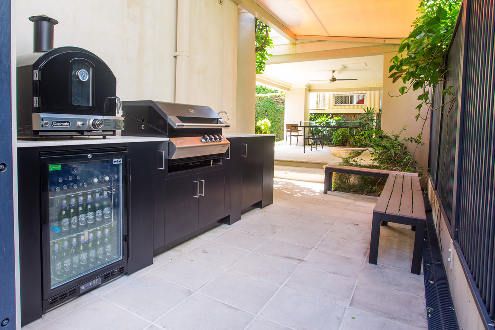 Mittelgroßer, Überdachter Moderner Patio im Innenhof mit Outdoor-Küche und Natursteinplatten in Brisbane