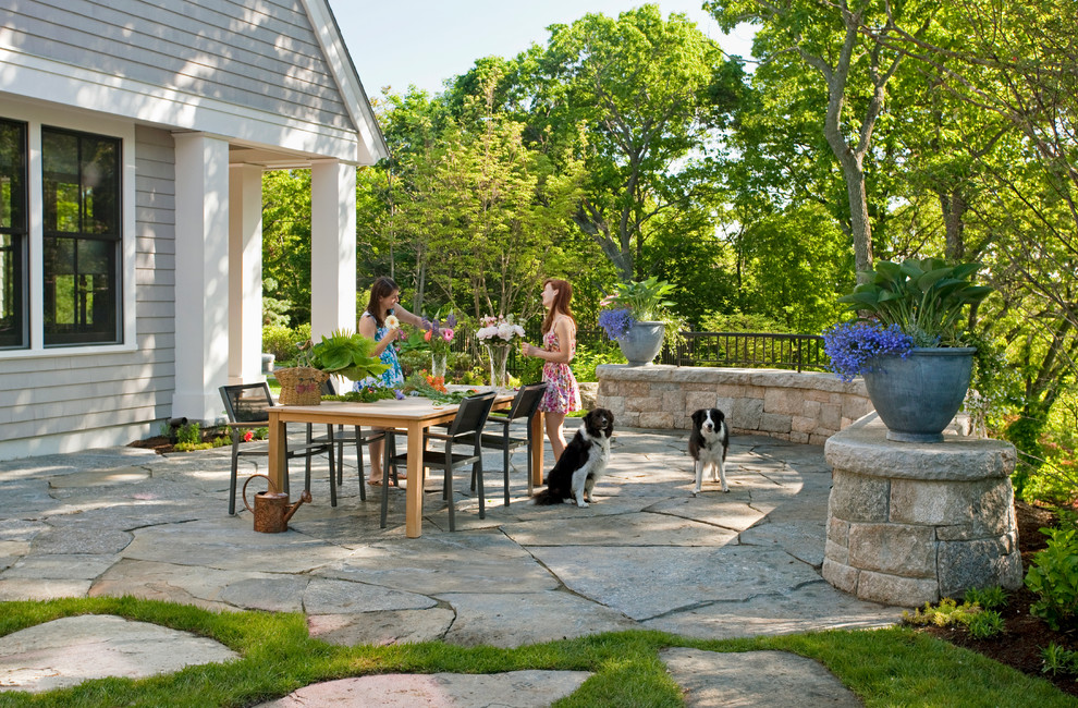 Стильный дизайн: двор в классическом стиле с покрытием из каменной брусчатки без защиты от солнца - последний тренд