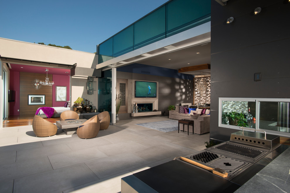 Свежая идея для дизайна: двор на внутреннем дворе в современном стиле с летней кухней без защиты от солнца - отличное фото интерьера