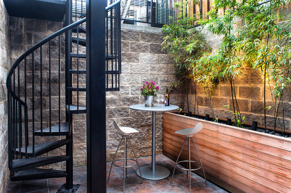 Immagine di un piccolo patio o portico minimal con un giardino in vaso