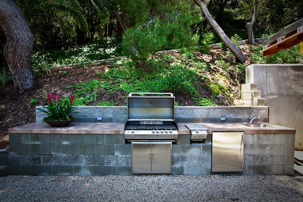 Идея дизайна: двор на заднем дворе в современном стиле с летней кухней