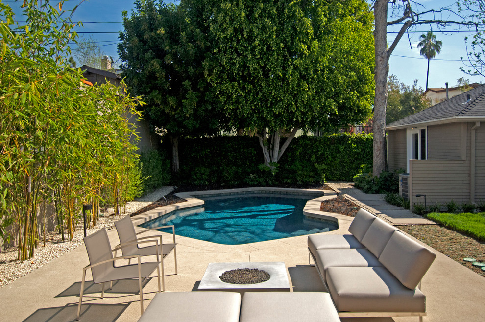 Example of a trendy patio design in Los Angeles with a fire pit