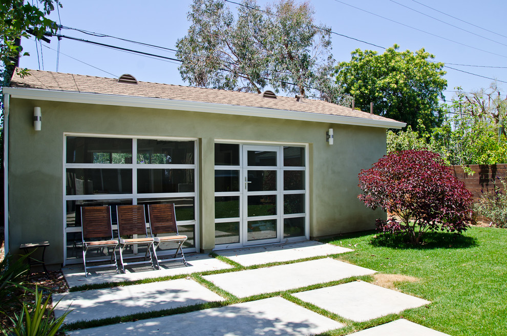 Пример оригинального дизайна: пергола во дворе частного дома среднего размера на заднем дворе в современном стиле с покрытием из бетонных плит
