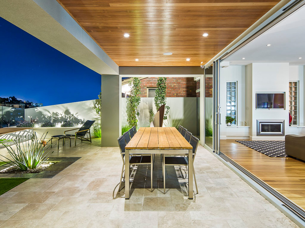 Свежая идея для дизайна: двор на заднем дворе в современном стиле с навесом и покрытием из каменной брусчатки - отличное фото интерьера