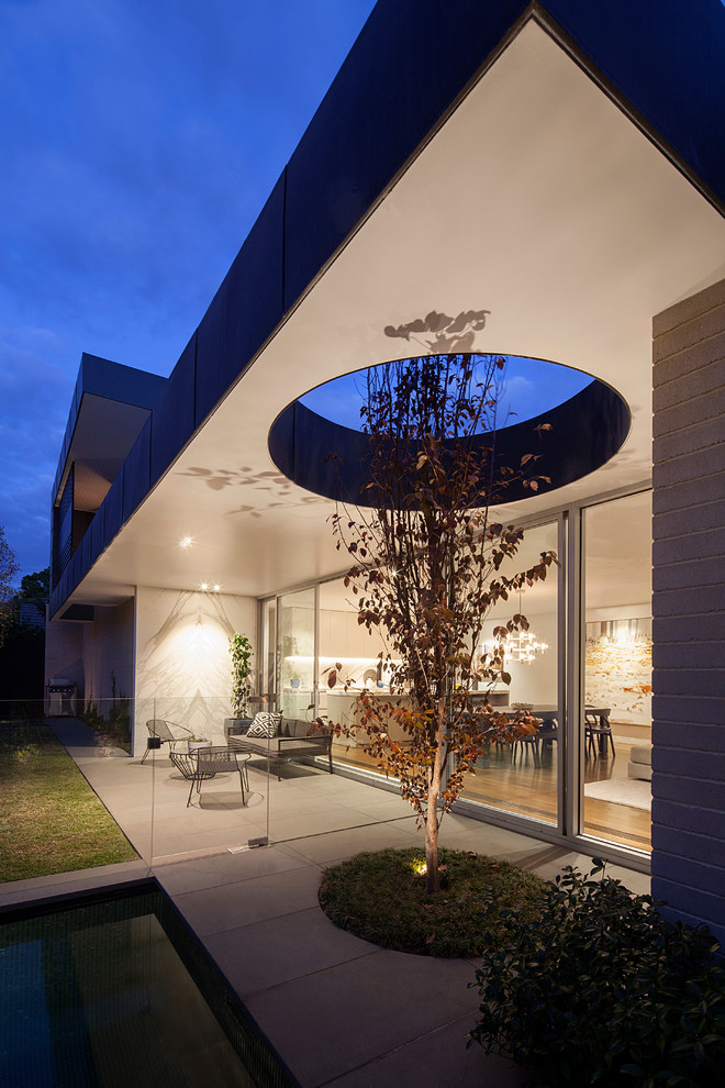 Свежая идея для дизайна: двор на заднем дворе в современном стиле - отличное фото интерьера