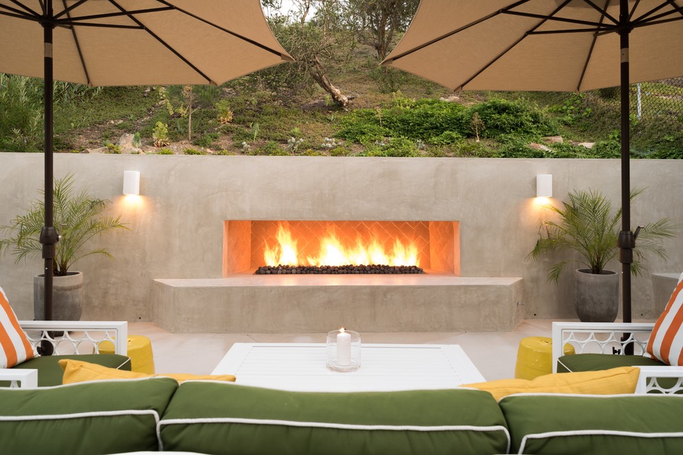 サンディエゴにあるコンテンポラリースタイルのおしゃれな裏庭のテラス (日よけなし、屋外暖炉) の写真