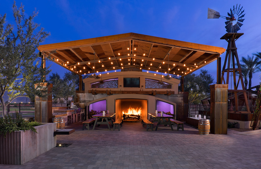 Großer Moderner Patio hinter dem Haus mit Outdoor-Küche, Gazebo und Pflastersteinen in Phoenix